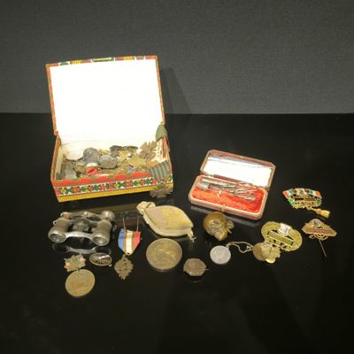 un assortiment d'objets divers, comprenant notamment une boîte, des pièces de monnaie et d'autres objets