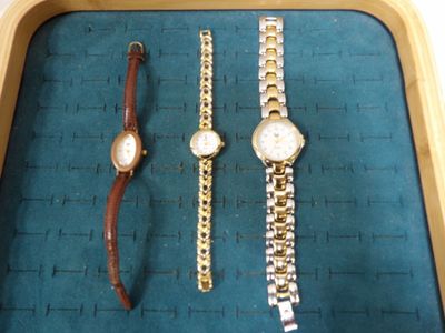 deux montres et un bracelet de montre posés sur un plateau