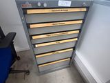 une photo d'une armoire métallique à tiroirs dans une pièce