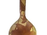 un vase en verre orné d'une fleur, posé sur une surface blanche