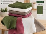 des serviettes empilées les unes sur les autres sur une table en bois