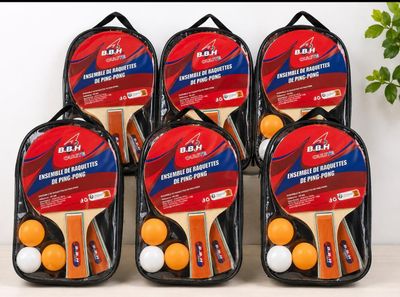 six raquettes de ping-pong et quatre balles dans un sac noir