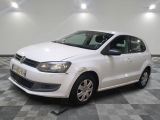 la volkswagen polo blanche est garée sur un carrelage à carreaux
