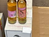 deux bouteilles de vin posées sur une boîte en carton