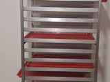 une image représentant un chariot métallique sur lequel sont posés des plateaux rouges
