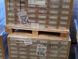 une pile de boîtes empilées les unes sur les autres