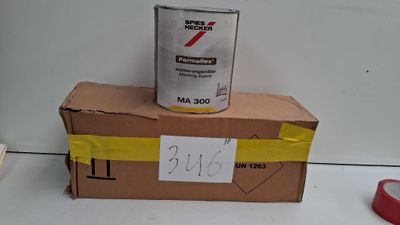 une canette de soda posée sur une boîte en carton