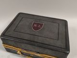 une image représentant un étui noir et doré orné d'un blason