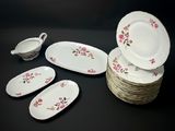 beaucoup d'assiettes et de bols sur la table