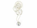 un gros plan d'un collier orné d'une perle sur fond blanc