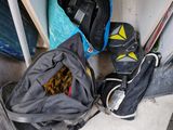de nombreux skis et bâtons de ski par terre