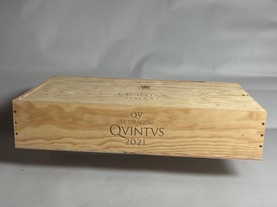 une caisse en bois contenant une bouteille de vin