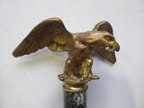 une statue d'aigle perchée au sommet d'un mât