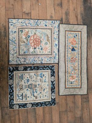 trois tapis posés sur un parquet, avec un parquet en arrière-plan