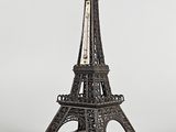 La tour Eiffel est faite de métal et de bois.