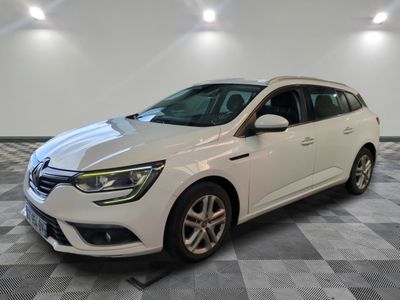 une voiture blanche garée dans une pièce au sol en damier