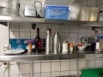 une étagère en métal sur laquelle sont posés de nombreux aliments