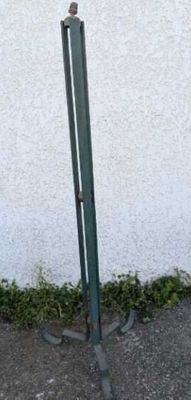un panneau de signalisation fixé à un poteau devant un immeuble