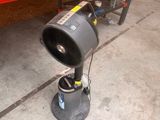 un ventilateur posé sur une table