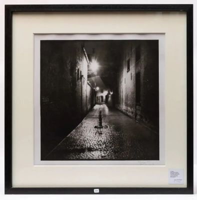 photographie en noir et blanc d'une personne marchant dans une ruelle sombre