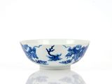 bol en porcelaine bleue et blanche orné d'un motif de dragon sur le côté