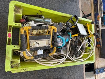 une boîte jaune contenant tout un tas de fils