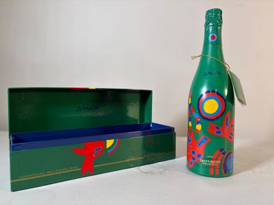 une bouteille de vin posée sur une table à côté d'une boîte