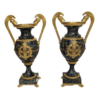paire de vases anciens noirs et dorés, munis d'anses et posés sur des socles