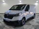 la camionnette blanche est garée dans une grande pièce au sol en damier