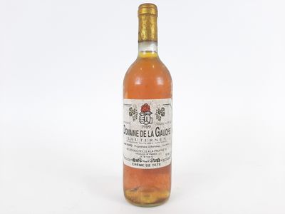 une bouteille de vin posée sur une table blanche