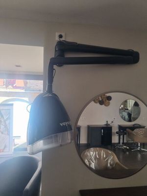 une image représentant un miroir et une lampe dans une pièce