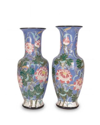une paire de vases bleus et roses ornés de fleurs sur fond blanc