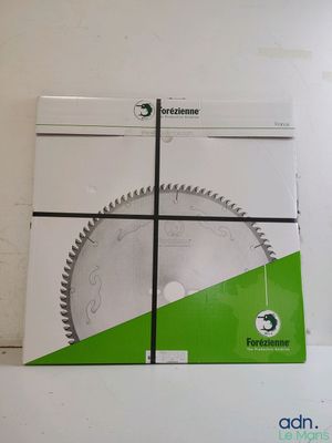 une boîte sur laquelle est posée une scie circulaire