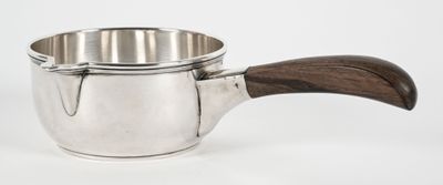 Casserole en argent, la prise en bois