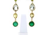 une paire de boucles d'oreilles ornées de pierres vertes et jaunes