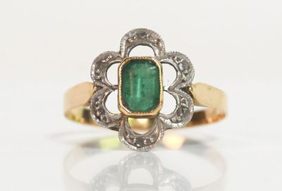 Gros plan sur une bague contenant une pierre verte