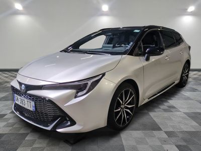 La Toyota Corollant est garée sur un sol à damier.