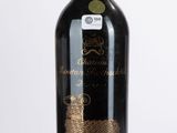 la bouteille de vin est posée sur la table, avec son étiquette