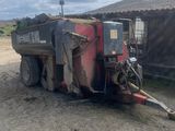 un camion rouge et noir garé devant un immeuble