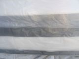 une photo d'un lit recouvert d'un drap