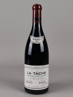 une bouteille de vin posée sur une table à côté d'une bouteille de vin