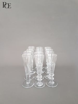 six verres à vin vides posés sur une table