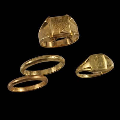 trois bagues en or et une bague ornée d'une croix