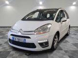 la petite voiture blanche est garée sur un sol en damier
