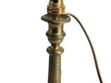 une lampe posée sur une table