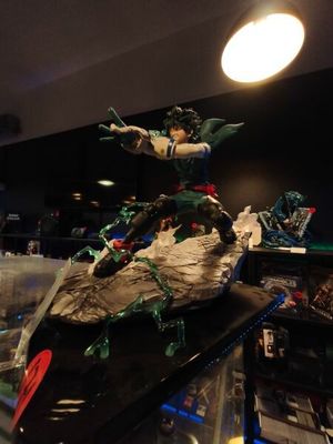 Des figurines d'anime sont exposées dans une vitrine d'un magasin de jouets