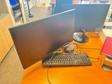 deux écrans d'ordinateur et un clavier sur un bureau