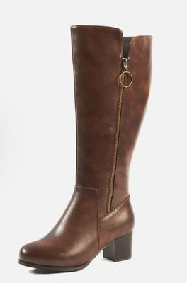 une paire de bottes marron avec une fermeture éclair sur le côté