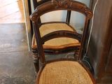 trois chaises assises l'une à côté de l'autre dans une pièce