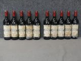 six bouteilles de vin sont alignées sur une table